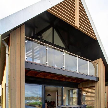 Modern Lodge On The Water In A National Park 托伦 外观 照片