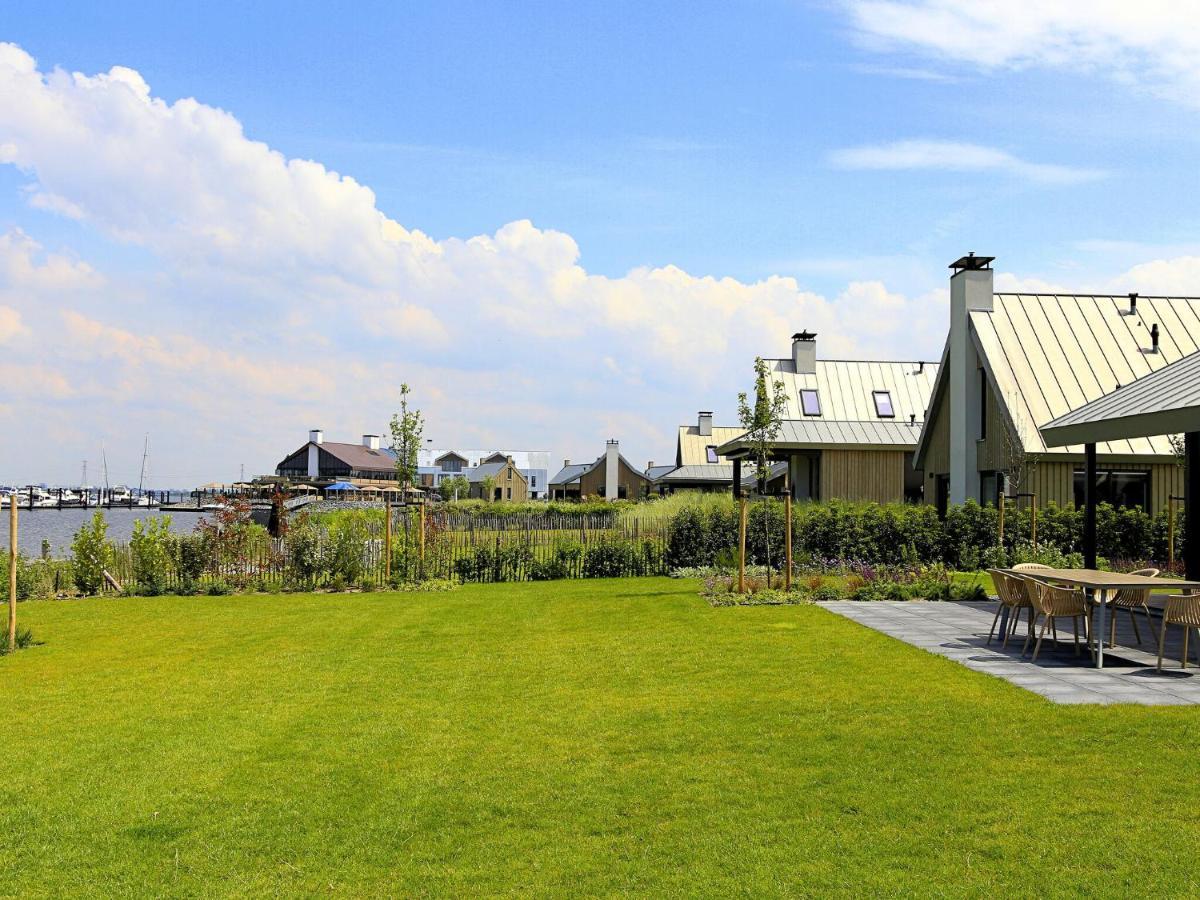 Modern Lodge On The Water In A National Park 托伦 外观 照片