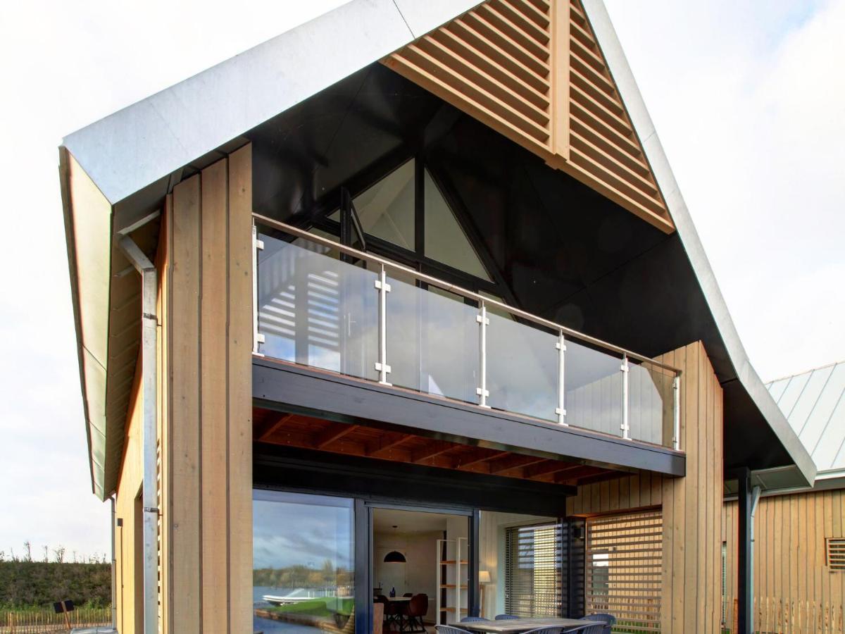 Modern Lodge On The Water In A National Park 托伦 外观 照片