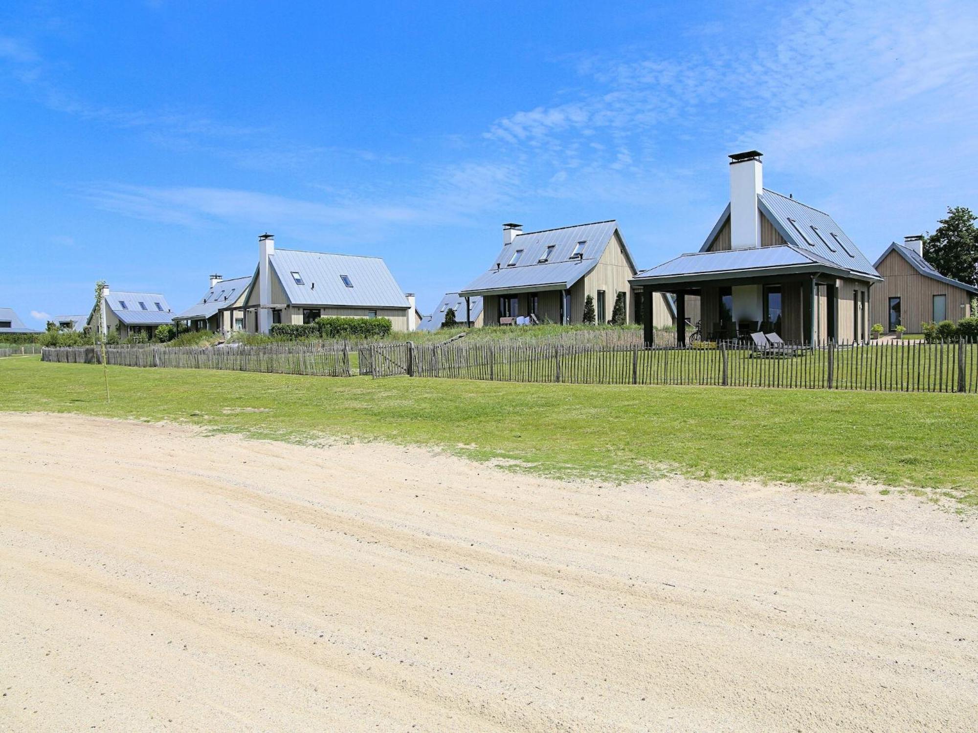 Modern Lodge On The Water In A National Park 托伦 外观 照片
